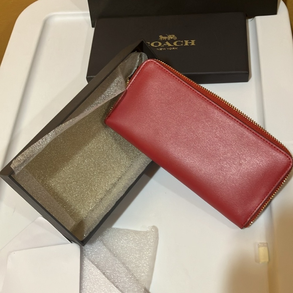 Coach BP Smth slim Accordian Zip around Red Apple leather wallet - Picture 4 of 9